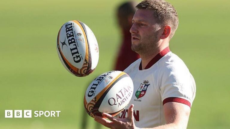 Jack Draper points to the home fans at Queen's