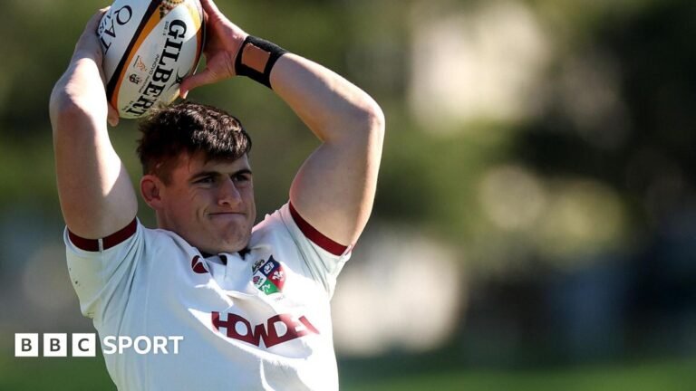 Jack Draper points to the home fans at Queen's