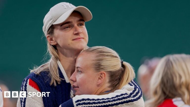 Vivianne Miedema and Beth Mead hugging