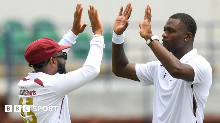 Jack Draper points to the home fans at Queen's