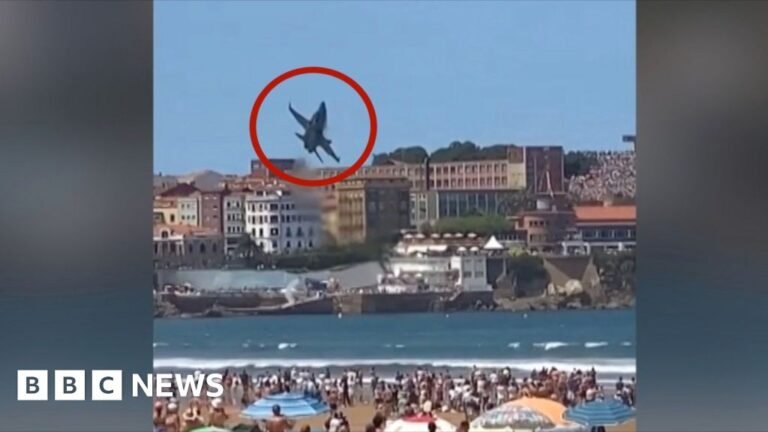 Fighter jet swerves dramatically to avoid birds near packed beach