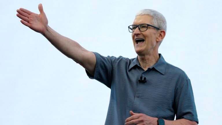 Apple shares pop 5% ahead of Trump-Cook announcement